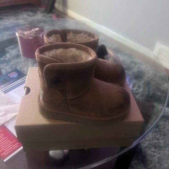 Uggs size 8 toddler - Picture 3 of 6